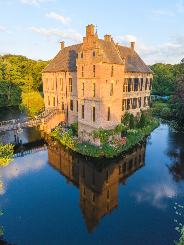 Staande foto van Kasteel Vorden gespiegeld in de gracht