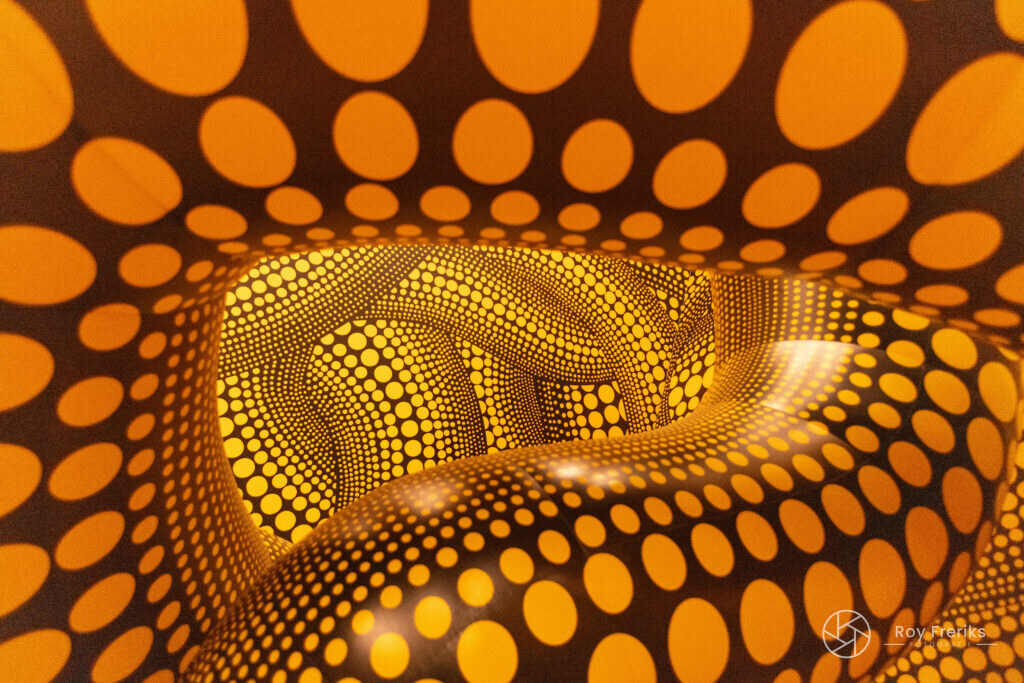 Installatie met gele stippen in de stijl van Yayoi Kusama