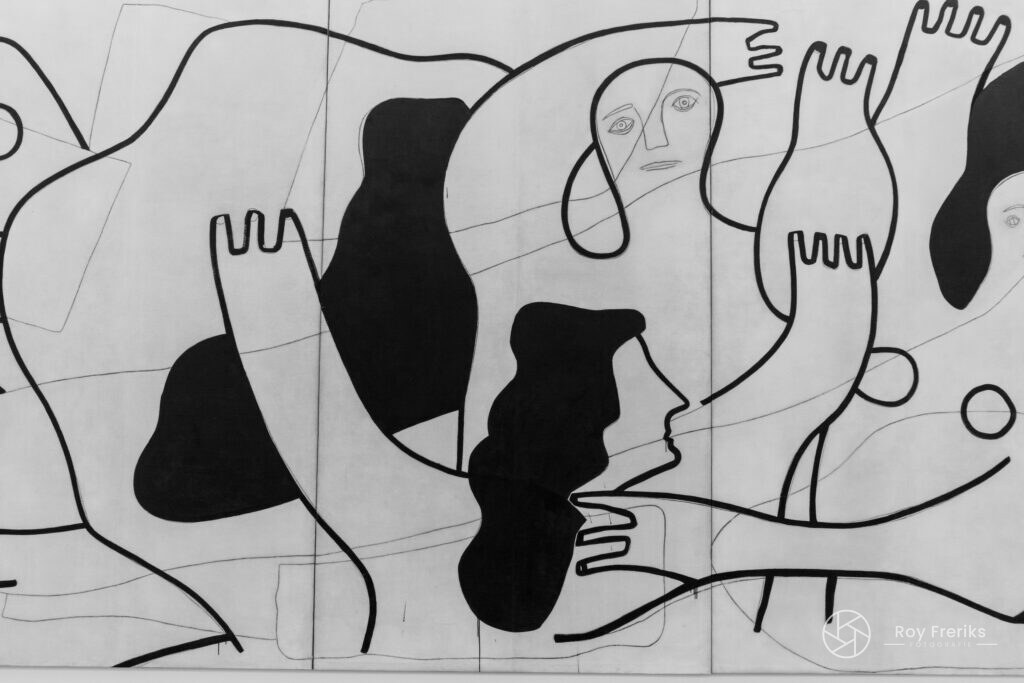 Zwart-wit kunstwerk met lijnen en gezichten