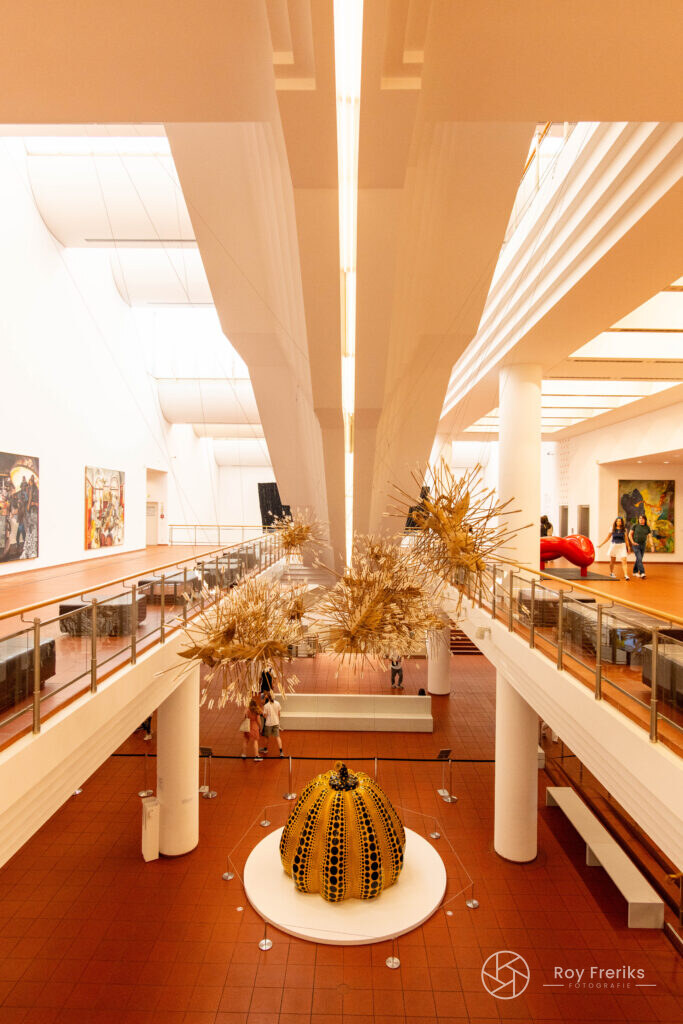 Lange museumzaal met kunstwerken