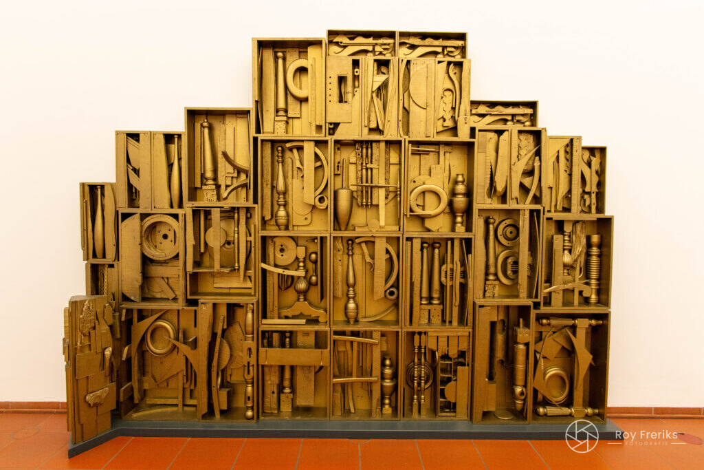 Goudkleurig reliëf van objecten in een museum