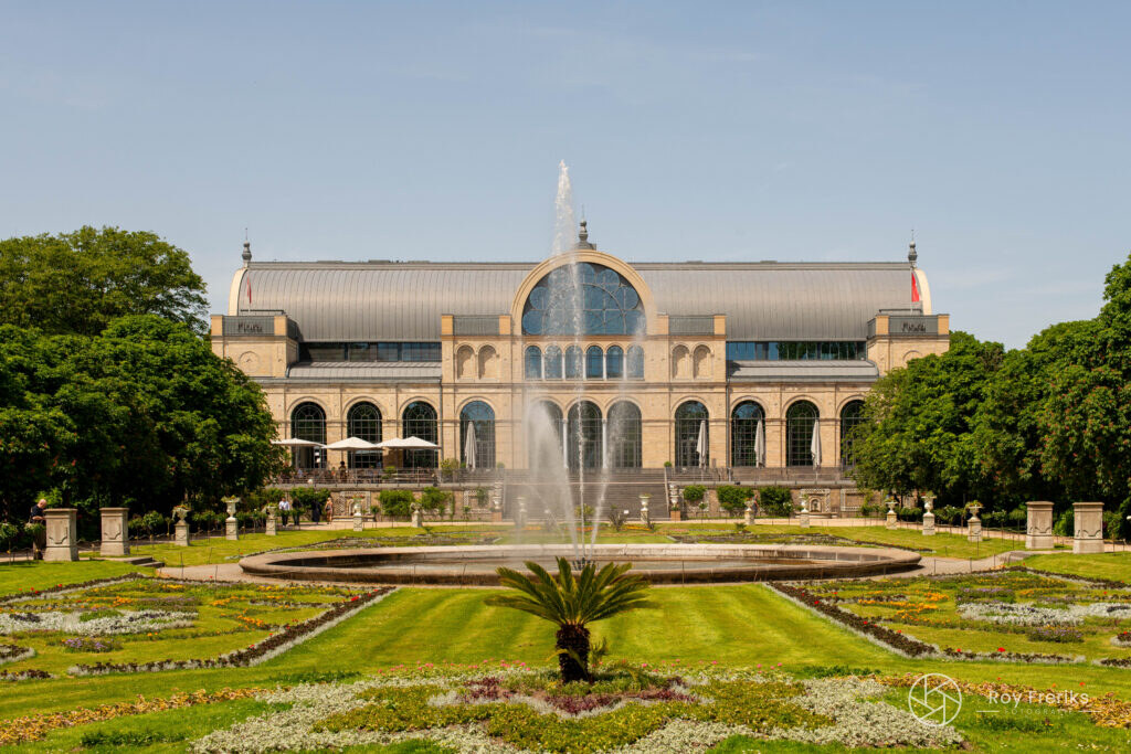 Het Flora-gebouw in Keulen met fontein en tuin
