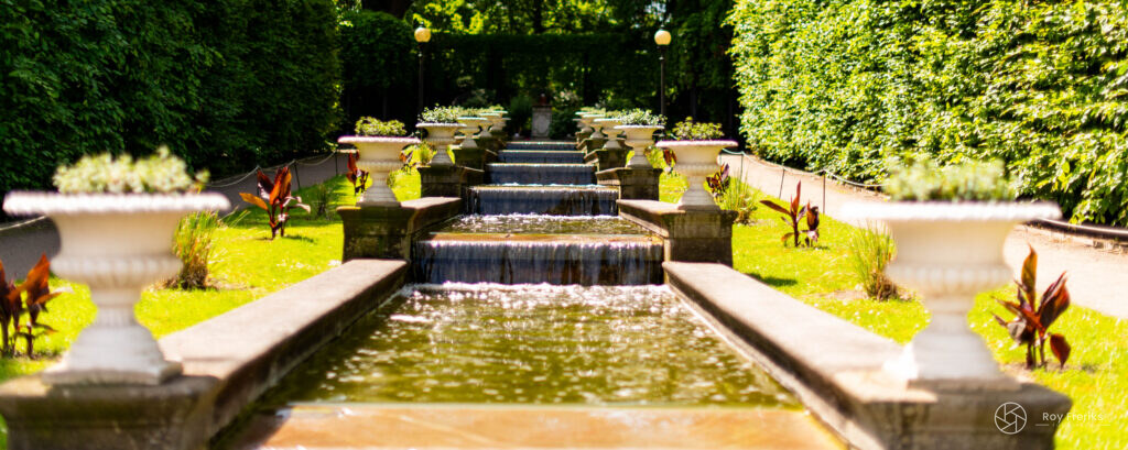 Waterpartij met trapsgewijze vijvers in de botanische tuin