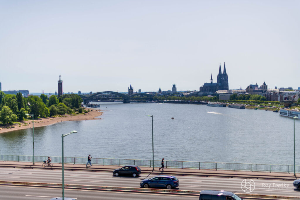 Uitzicht over de Rijn met de Dom van Keulen