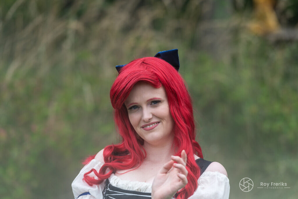 Vrouw met rood haar en strik als zeemeermin-personage