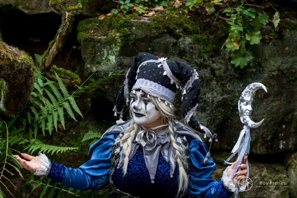 Nar in blauw met maanscepter tussen de rotsen