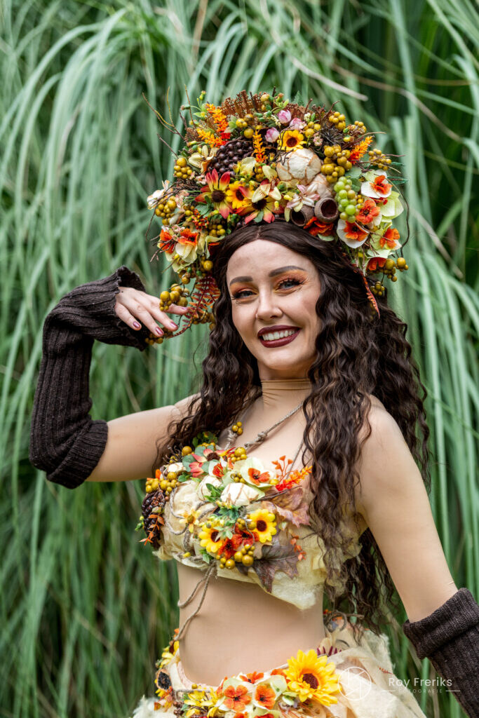Vrouw met kroon van zonnebloemen voor siergras