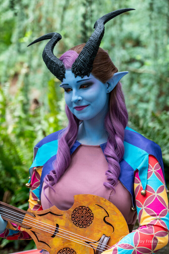 Blauwe tiefling met hoorns en een luit