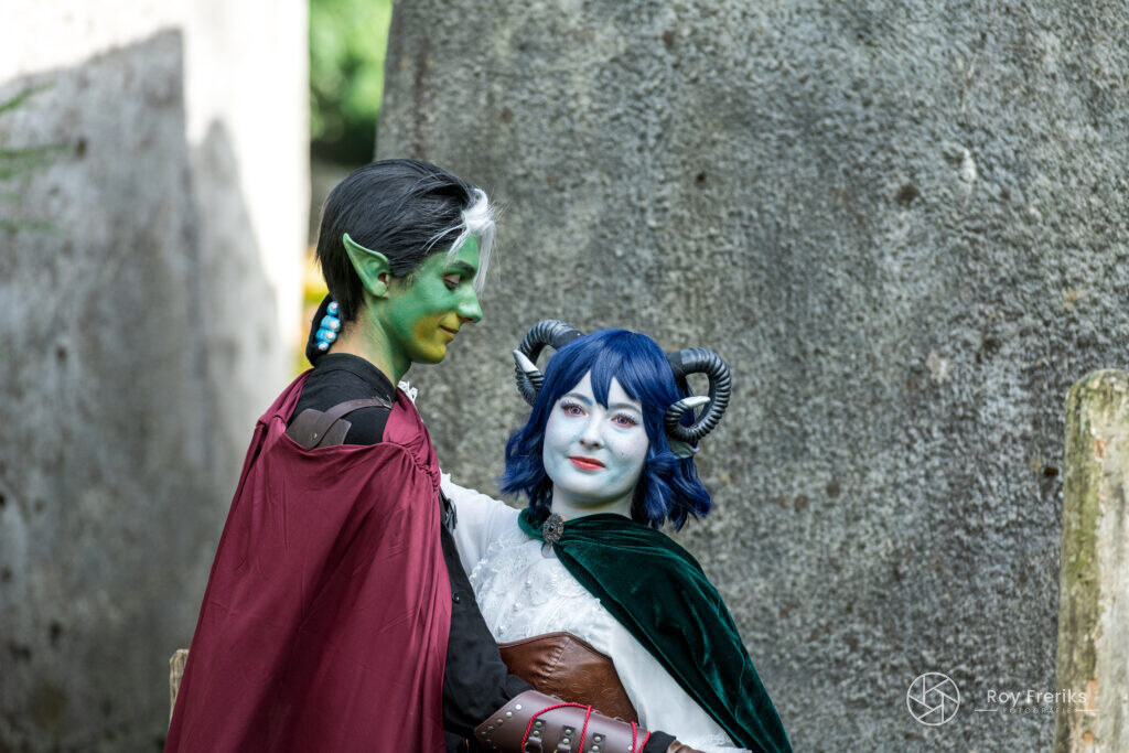 Twee personages met groene en blauwe schmink in mantels